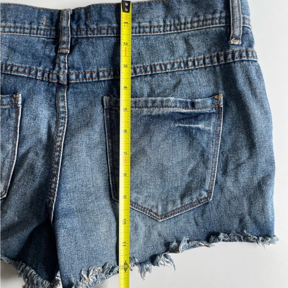 Free People cutoff Jean Shorts Light Wash Distressed Size 29 61855-1651 - Picture 4 of 6